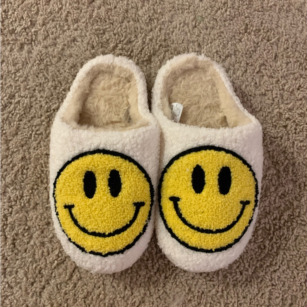 NWOT Kids Smiley Face Slippers
